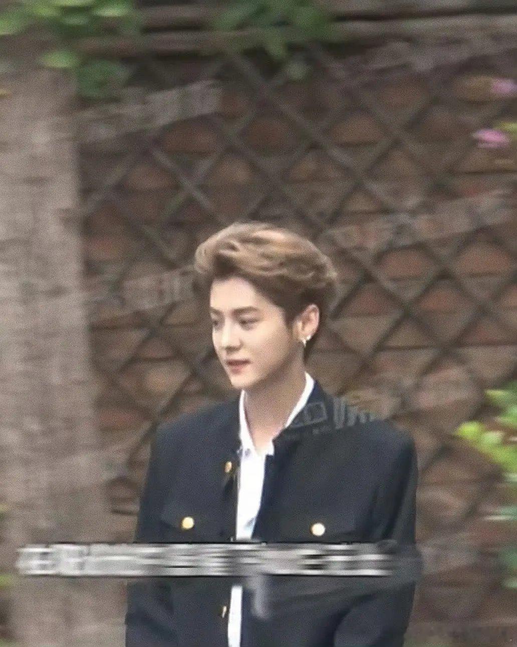 这是鹿晗啥时期的路透呀？感觉怎么他好像越活越年轻了。 ​​​