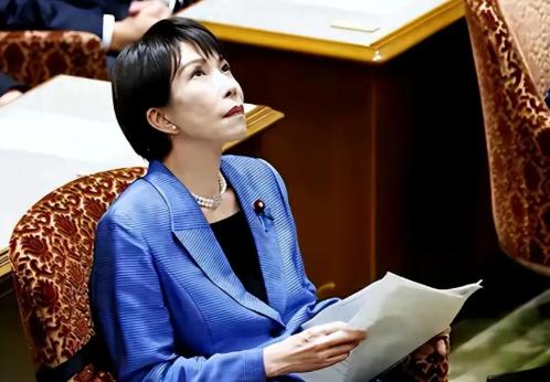 日本外务省官员金井正彰再也控制不住自己的表情了，在采访时，大声喊道：中国的行为是