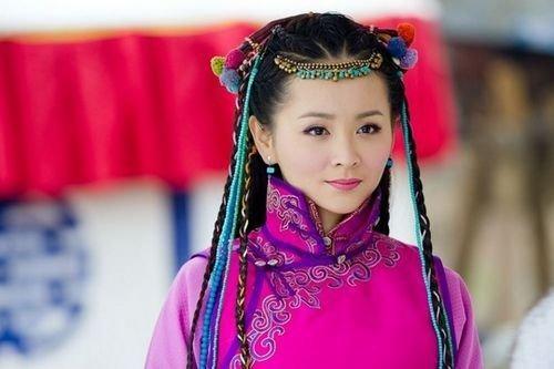 1635年，努尔哈赤的嫡女莽古济被弟弟皇太极安排凌迟处死。 
 
行刑那天，京师