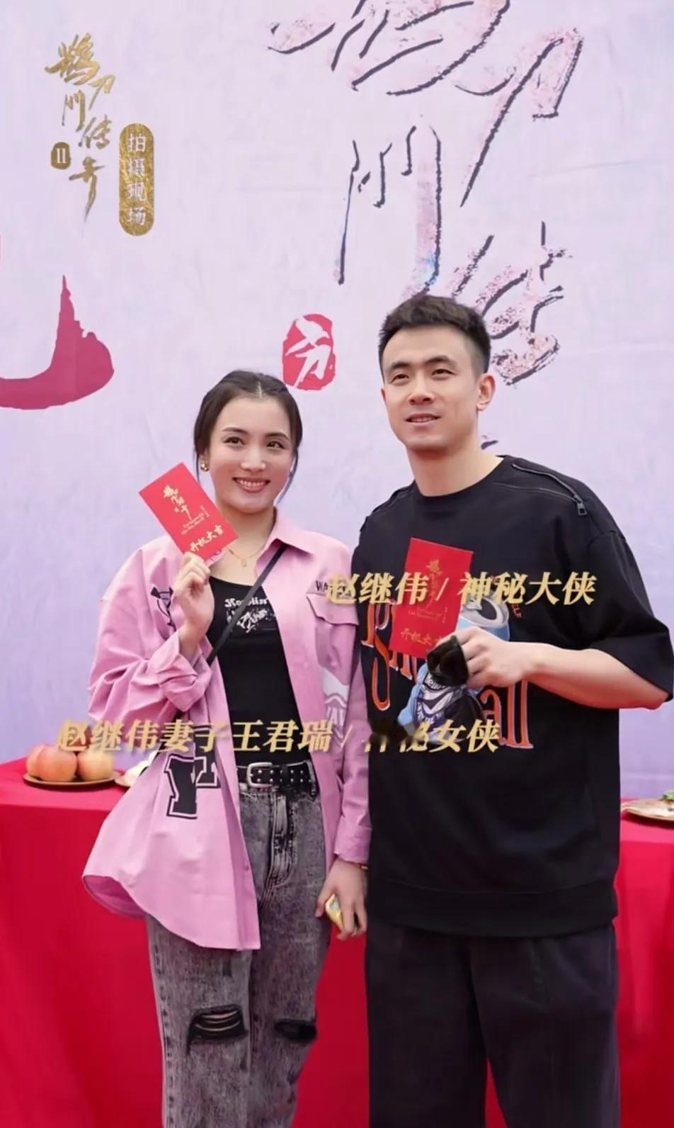 《鹊刀门传奇2》开机了。除了原班人马外，还请了赵继伟和妻子王君瑞来演无名大侠。不