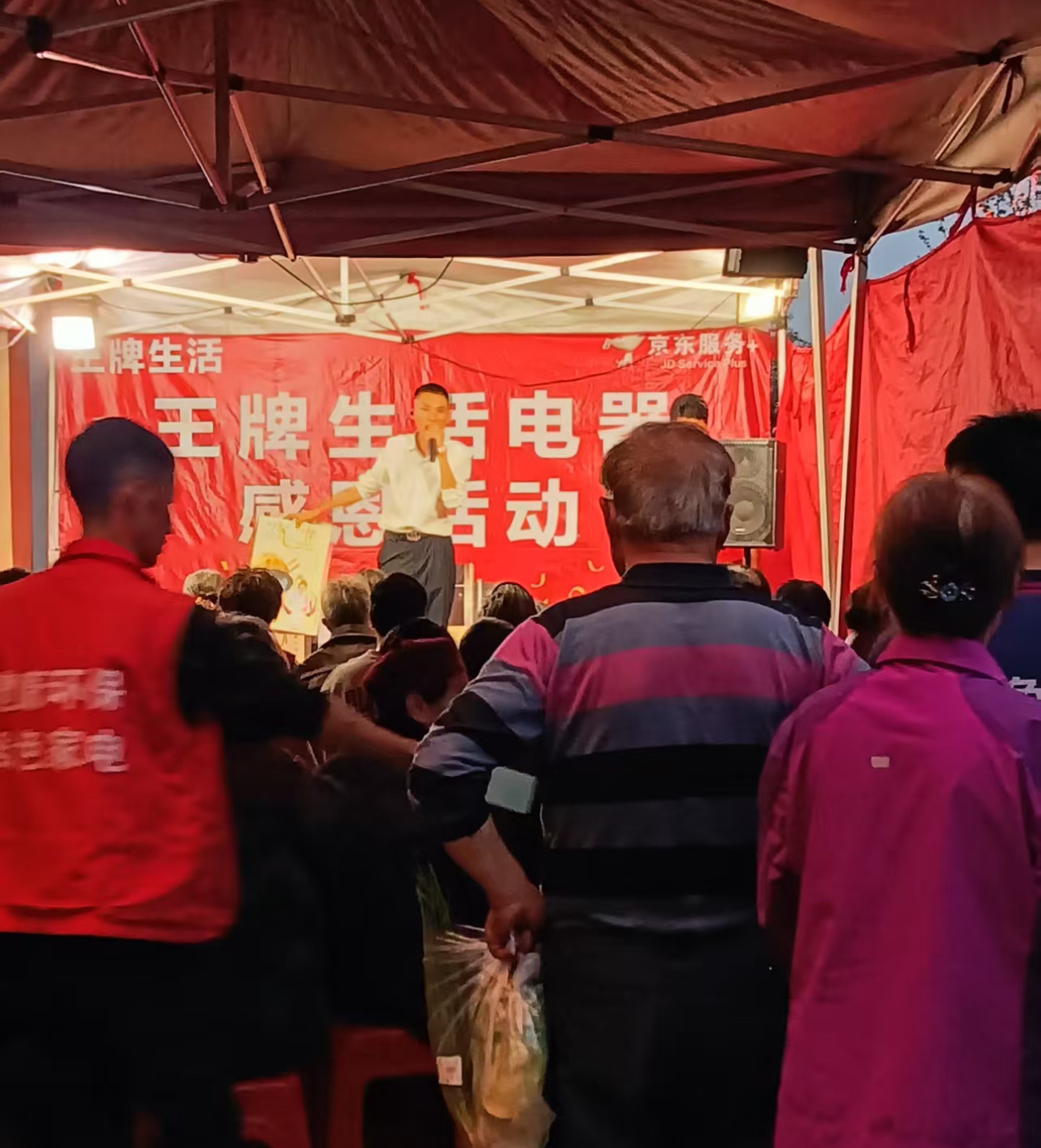 路边那些扫码就能免费领礼品的活动，大家千万别当真，很多都是精心设下的圈套。不少长
