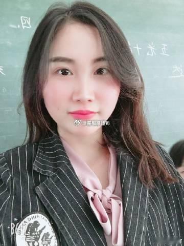 面颊红润，异性缘好，多得身边的男士关注，近期可额会有人向你表达爱慕之意，但是看你
