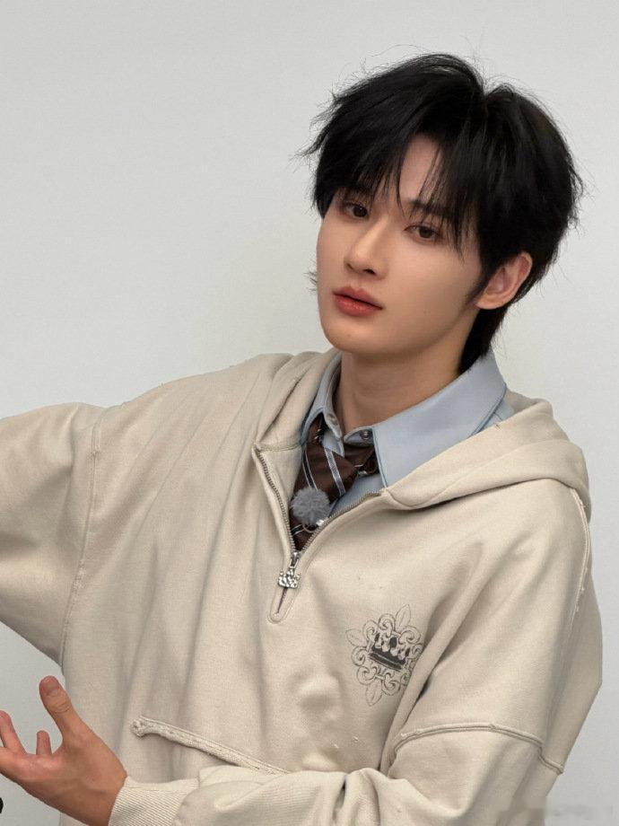 余宇涵去看张杰演唱会沉浸在音乐里的少年，余宇涵侧脸真的好绝在张杰演唱会偶遇余宇涵