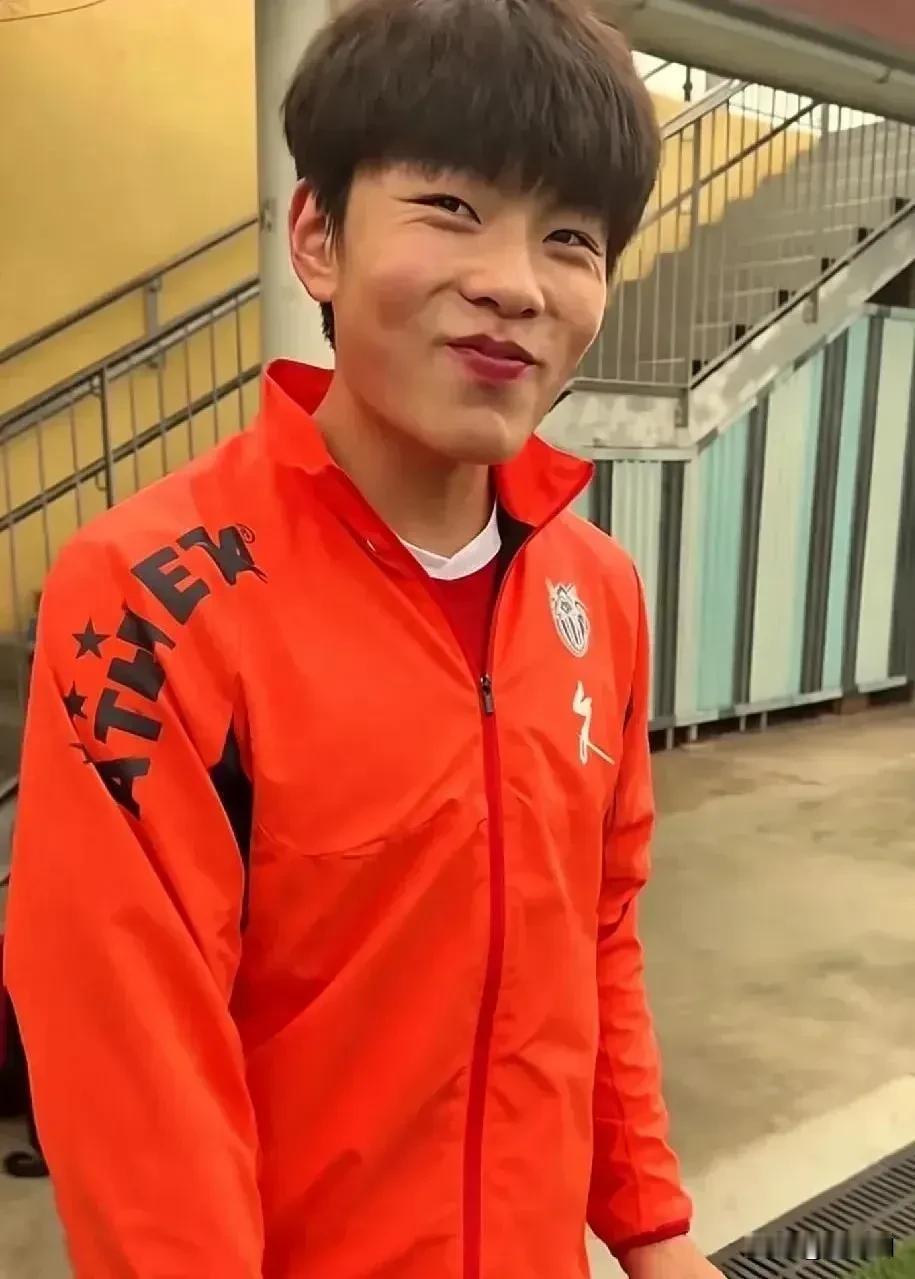 董路直播说，自己愿意把宝压在老二吕孟洋身上。因为老二身上有个不易察觉的特点，那就