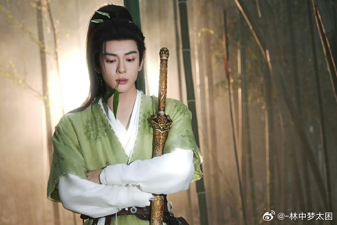 很少看男主穿得这么明媚的亮色