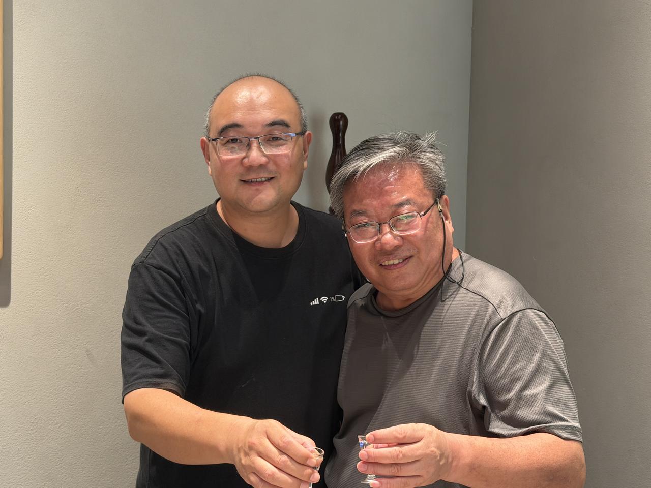 我经常给人敬酒，上至达官贵人，下至贩夫走卒，只要同桌，都是酒友。我在酒桌上，会给
