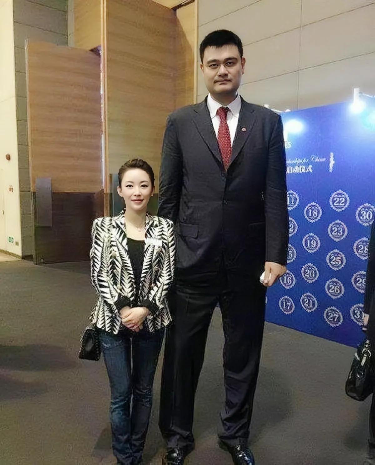 姚明和潘晓婷，两位球星，一个玩大球，一个玩小球。
潘晓婷身高1米68，这样的身高