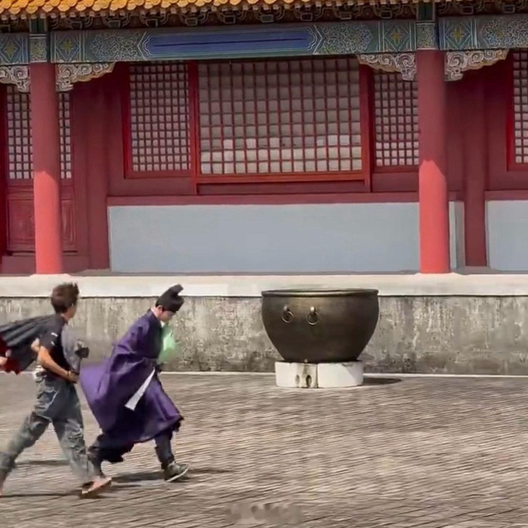 丁禹兮小跑下班丁禹兮下班积极 哈哈哈哈哈就是说咋能这么高兴啊，丁禹兮《司宫令》杀