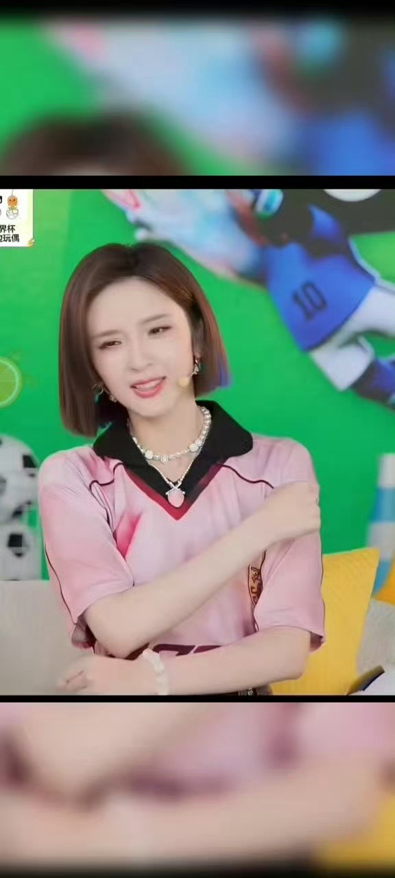 唐艺昕解说团出道跨界解锁新身份！跳出演员标签坐进解说席，以细腻视角解读赛场点滴，