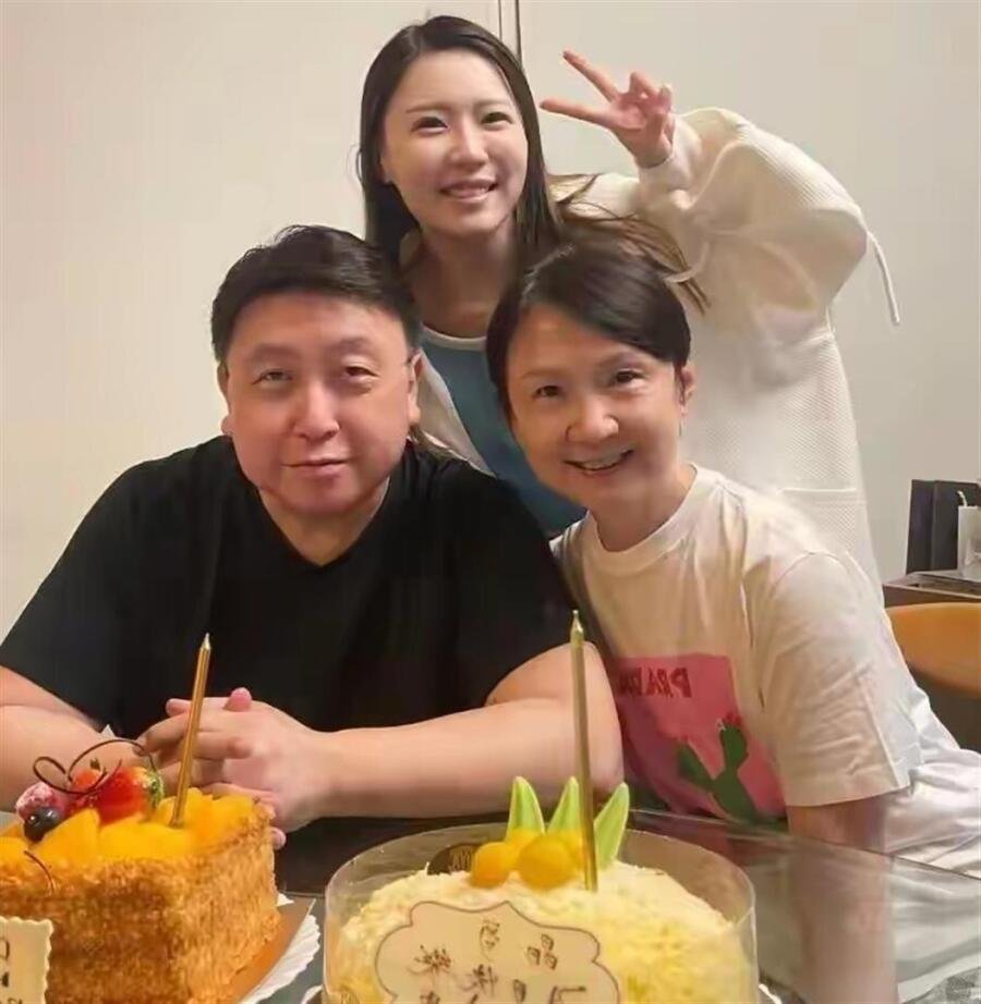 71岁王晶生日照曝光，老婆70岁少露面，结婚48年容忍很多绯闻 