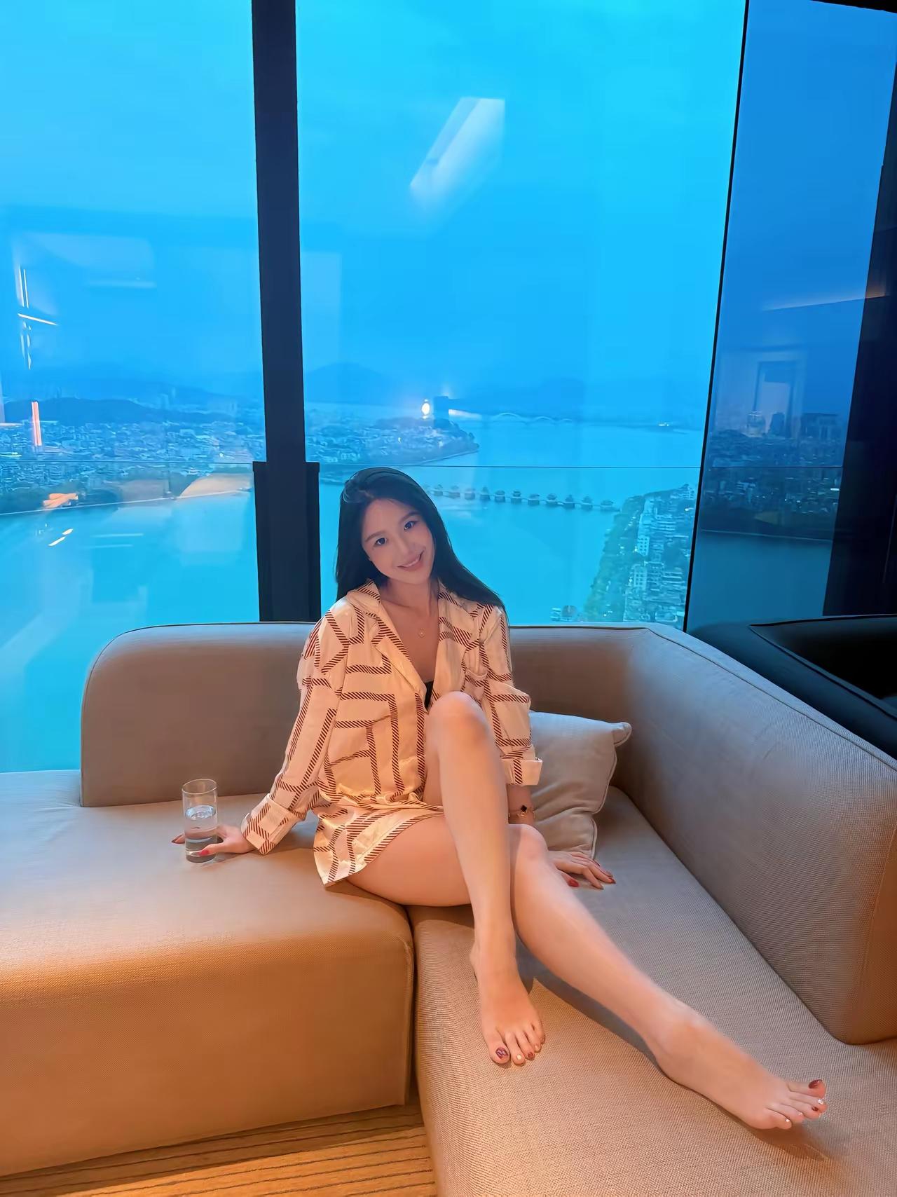 眉眼弯弯，满是幸福感呢