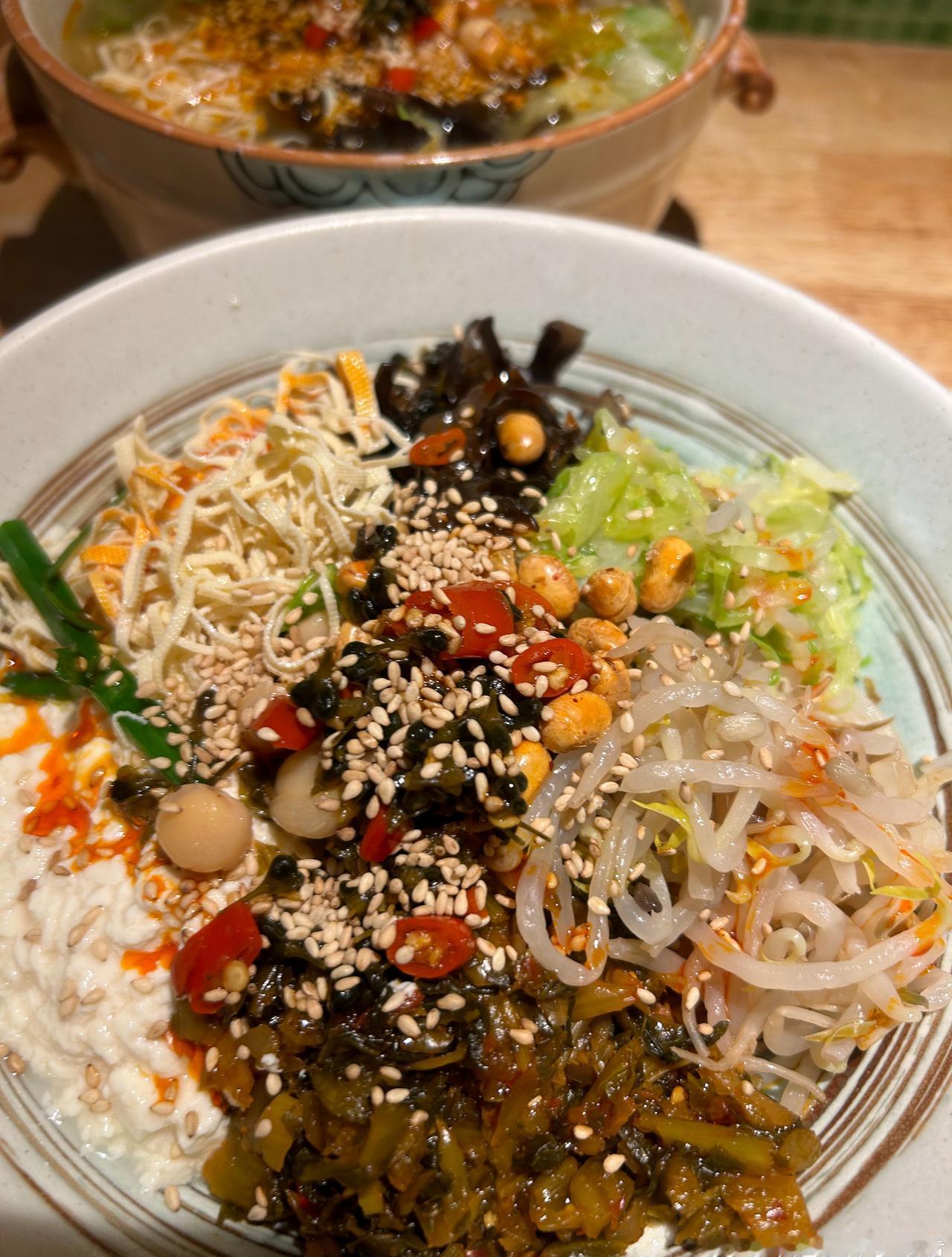 孩子在家渴望自由
孩子不在家才大半天，冰淇淋吃了，垃圾食品吃了，手机也玩够了
开