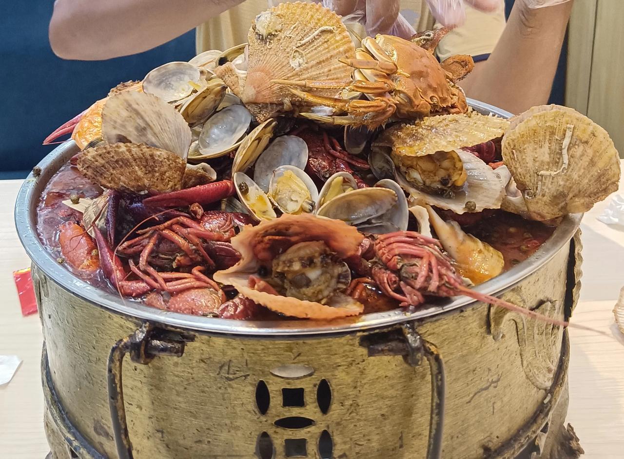 青岛是个好地方，这么一大锅各种贝类虾和小螃蟹，才七十多块钱，在内地没有一百五估计