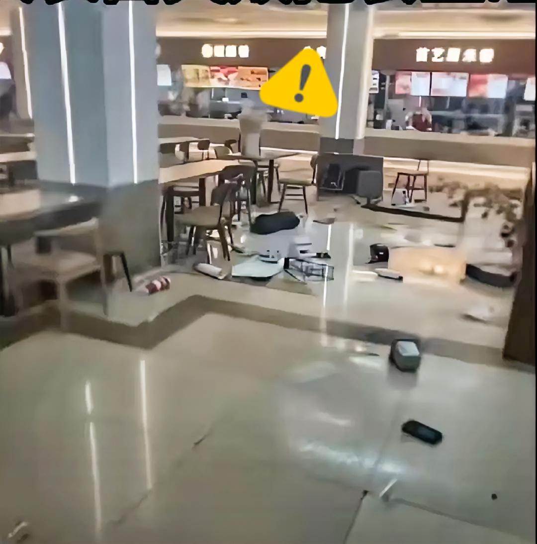 吉林某大学这个表白被拒当场发疯的男生，把“无能狂怒”演活了。

抱着花在食堂当众