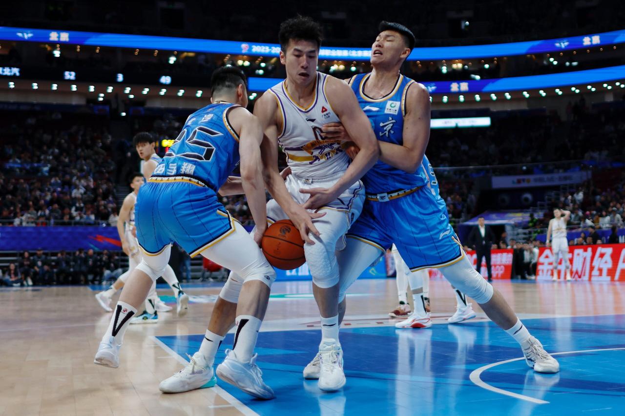 江苏队也想搂草打兔子，送给北控队新一轮的两连败！但他们真的能够做到这一点吗？当接