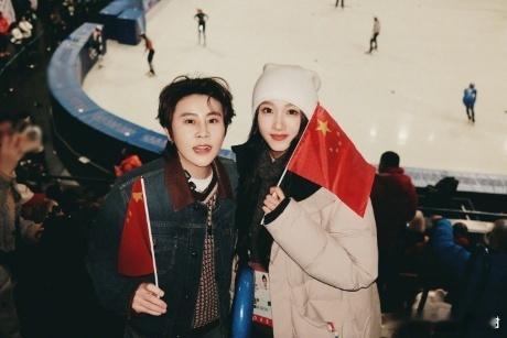 王濛冬奥会偶遇关晓彤 王濛和关晓彤冬奥同框太惊喜！合照甜度超标，晓彤看比赛激动到