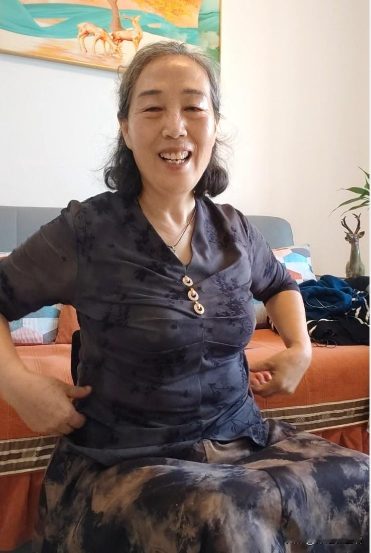 我的衣服变小了，真是心宽体胖啊
天热了，想穿裙子，拿出去年穿着还算合体的上衣，竟