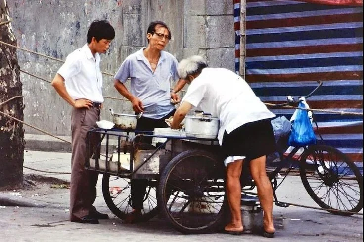 90 年代上海街头的客饭，五块钱 1 荤一素
