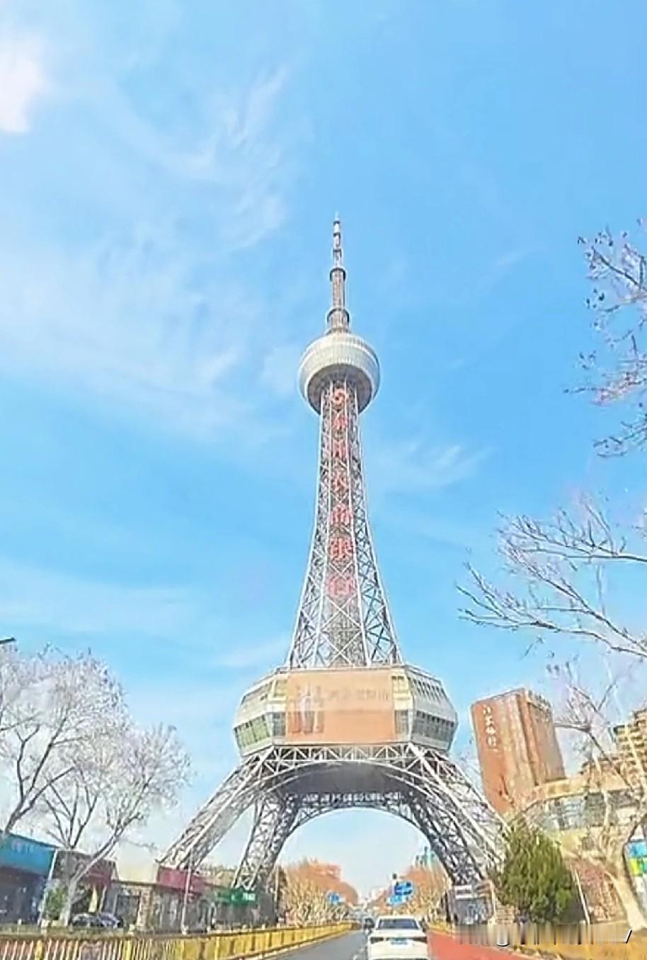 泰州电视塔之所以建成30年都不落伍，核心在于它“跨街”的独特设计、“埃菲尔”的经