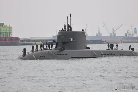 台“海鲲舰”近期测试频率明显加密，昨天（5日）在高雄港第七度出海执行潜航测试。长