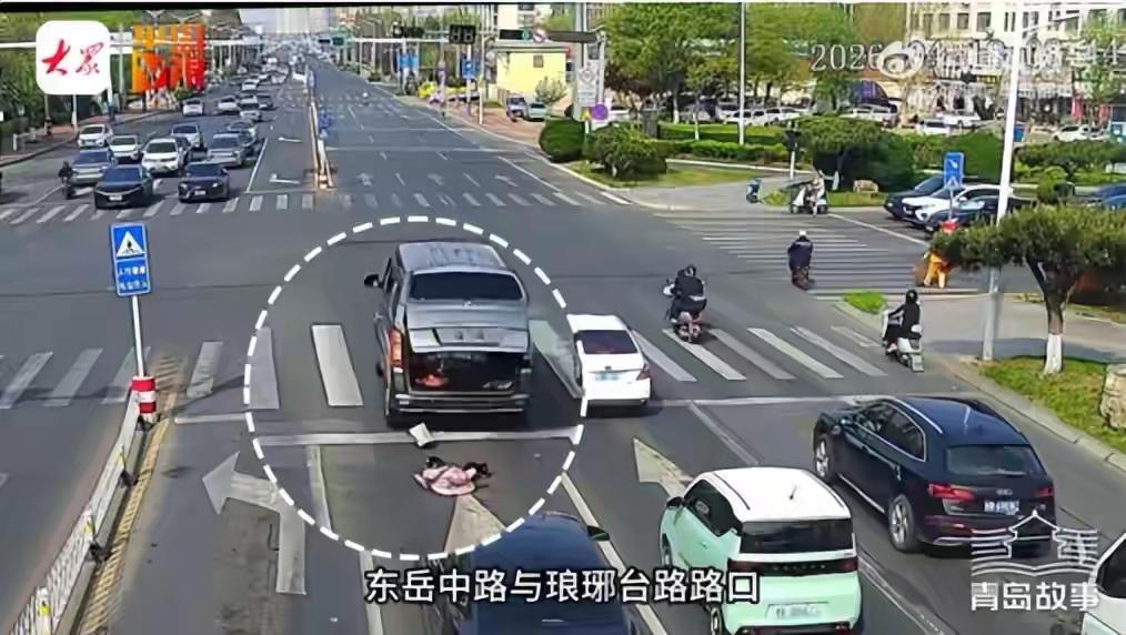 惊魂瞬间！青岛路口惊现“脱缰”后备箱，女童摔落刹那辅警果断伸手
 （个人观点仅供