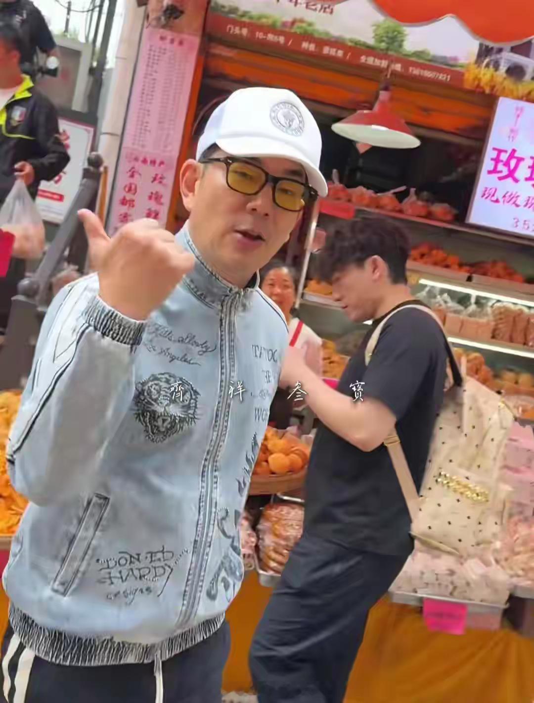 59岁任贤齐现身云南，吃小锅米线，逛了农贸市场，看起来好接地气！！！ ​​​
