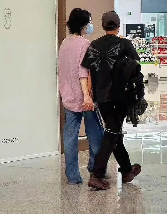 王菲和谢霆锋同框的照片不多（网上很多照片是P出来的），大概也就这么几张——堪称最