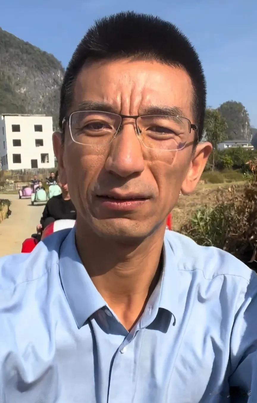 东方小孙和董宇辉不对付，大概2点原因:

1.董宇辉最大的特点，喜欢在直播中讲一