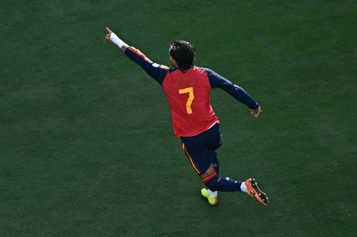 全域焕新恩佐成罪人，梅球王再沦为背景板！西班牙1-0阿根廷，夺得世界杯

北京时