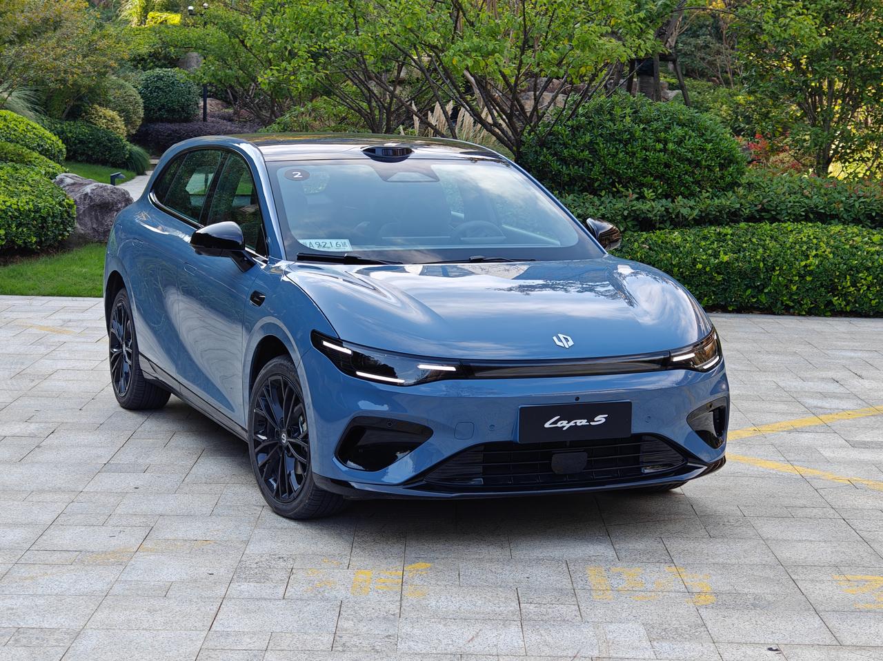 零跑Lafa5，帮数数有多少个零跑标？