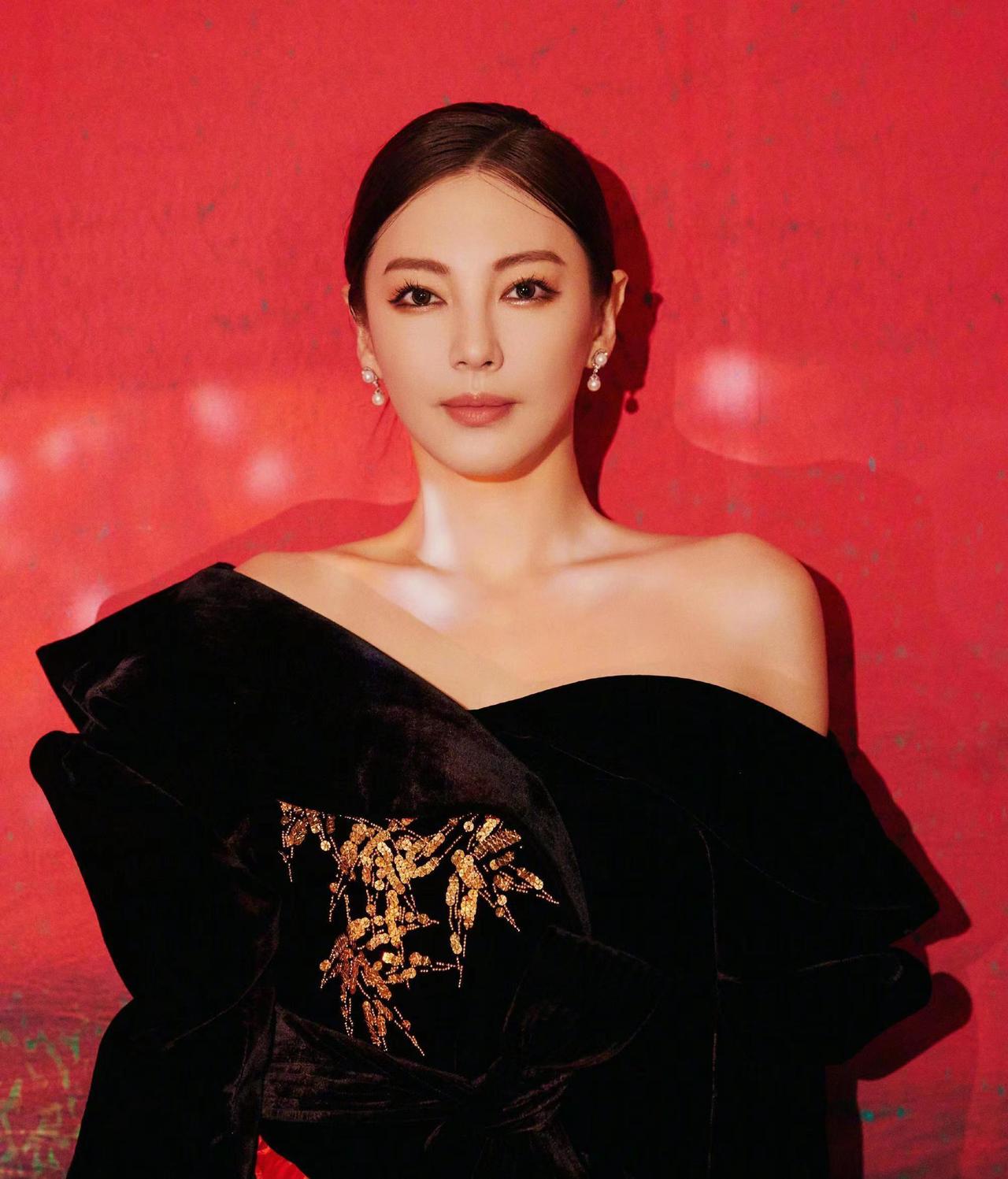 和二婚前夫袁巴元离婚不久，张雨绮微博发文称:“一个单身女人是可以接受全世界单身男