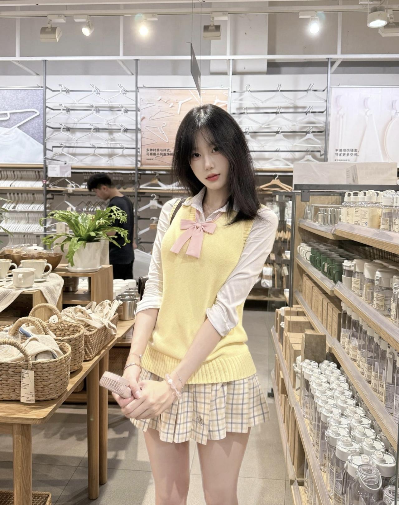 逛家居店的治愈时刻，被暖黄色调的穿搭和满架的小物件温柔包裹～