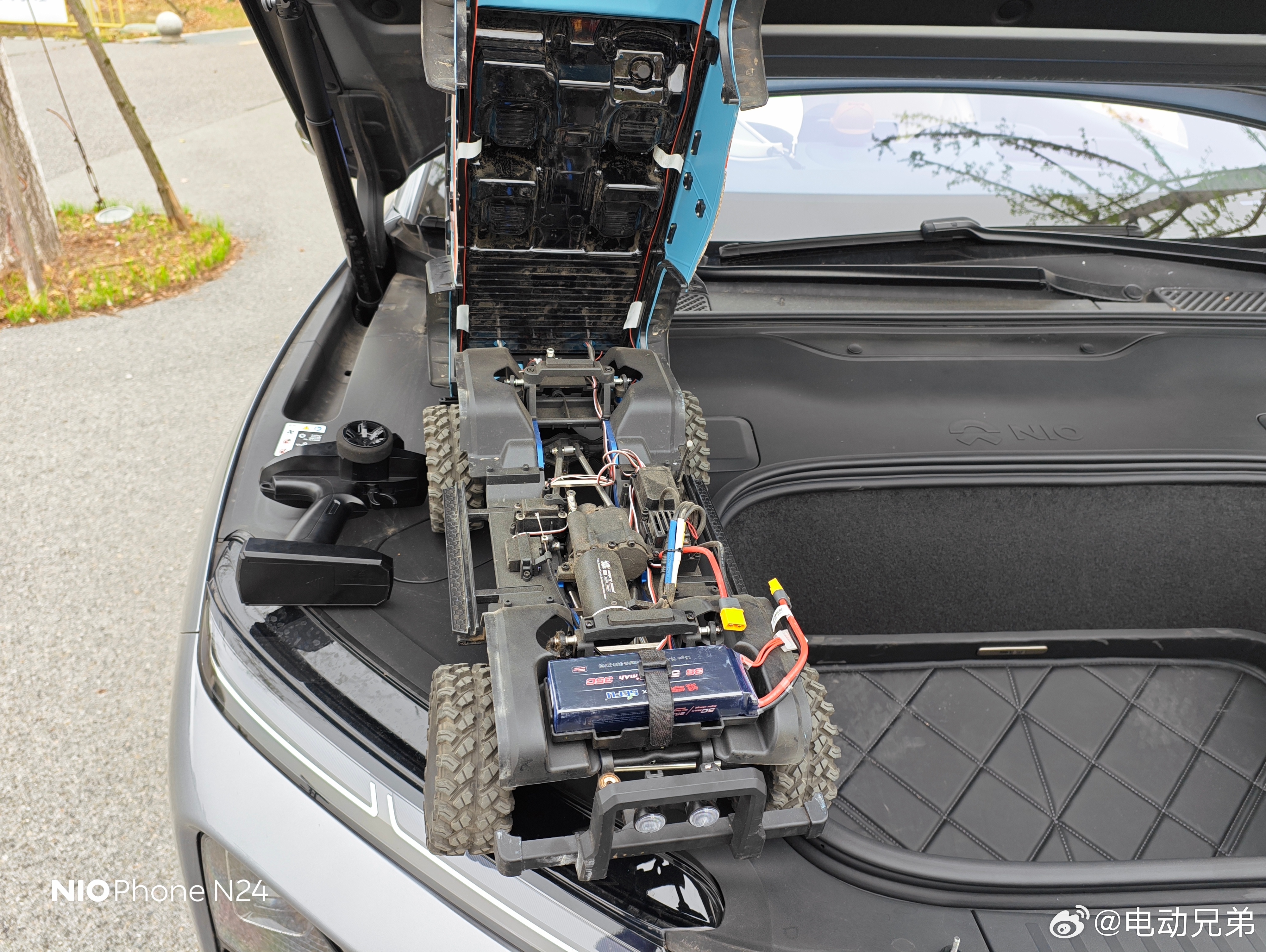 开着ET9玩RC模型，前备箱边上可以做临时工作台，我这车已经半年没打理过前备箱内