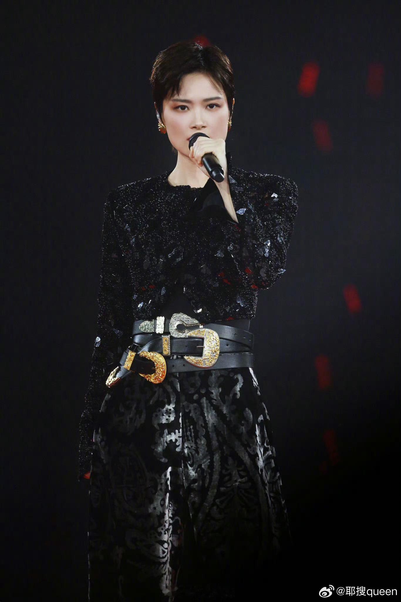 微博之夜官宣李宇春 微博之夜官宣出席！每次都被她的舞台气场感染，实力唱功搭配超绝