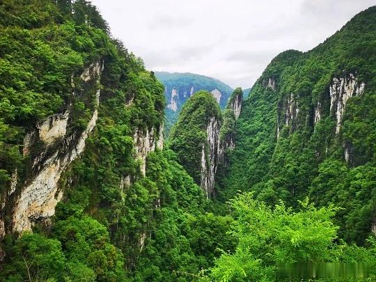 吉首半小时直达的德夯大峡谷，藏着湘西最治愈的山水烟火！可体验苗寨拦门酒、百人击鼓