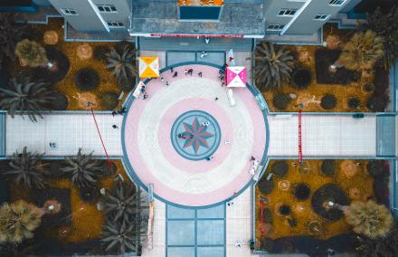今天咱们聊一所特别的高职院校——广东南华工商职业学院。
为什么说它特别？首先，它