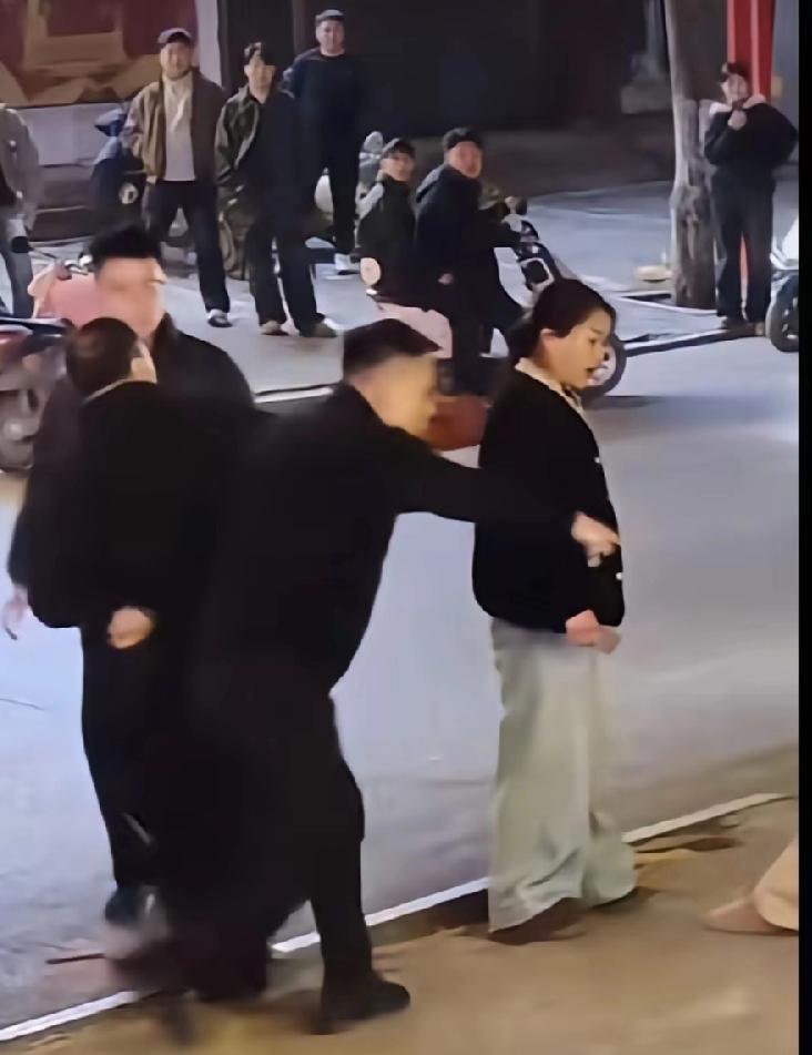 郏县夫妻寻衅滋事，肯定顶格判，至少3年！对未成年人，轻伤2级，春节期间当街，激起