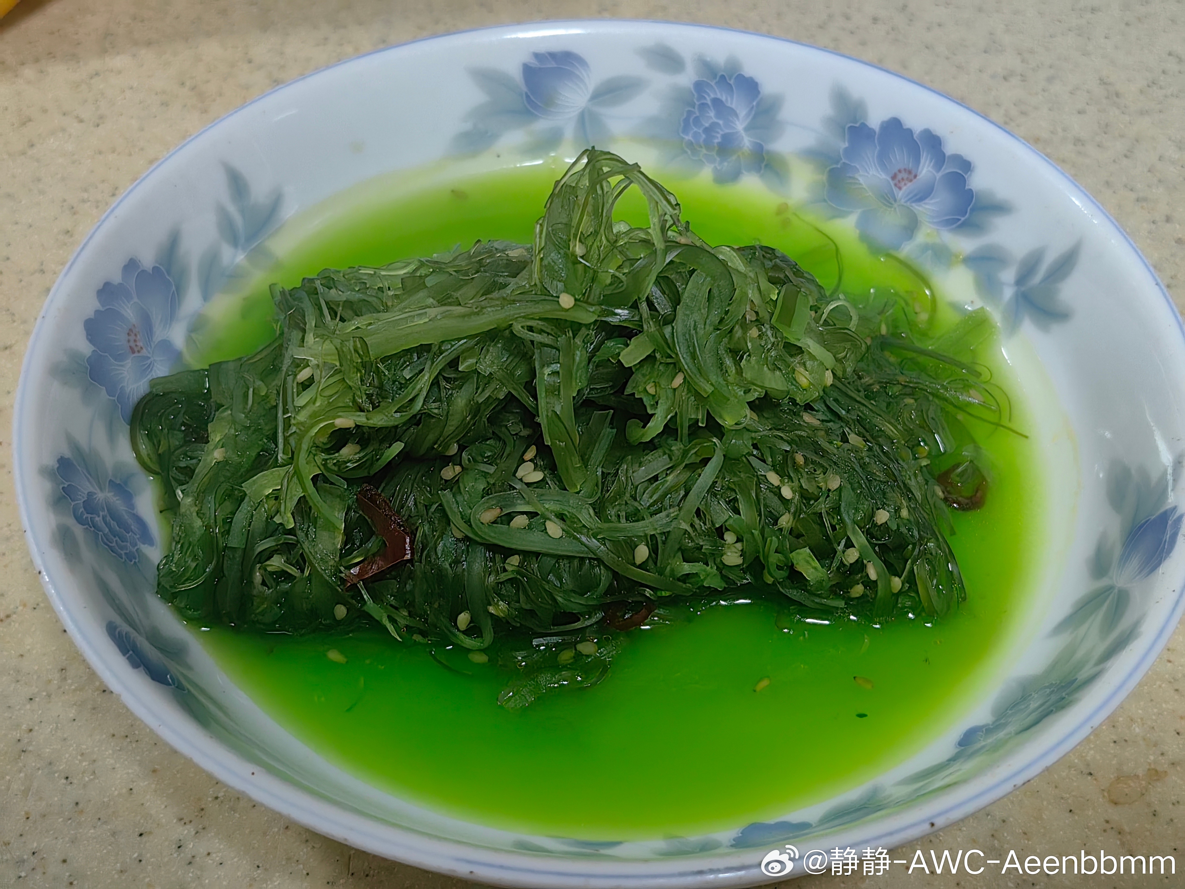 买了一包即食海藻想着蒸一下可能会更好蒸完出来之后颜色变成这样这颜色正常吗？是不是