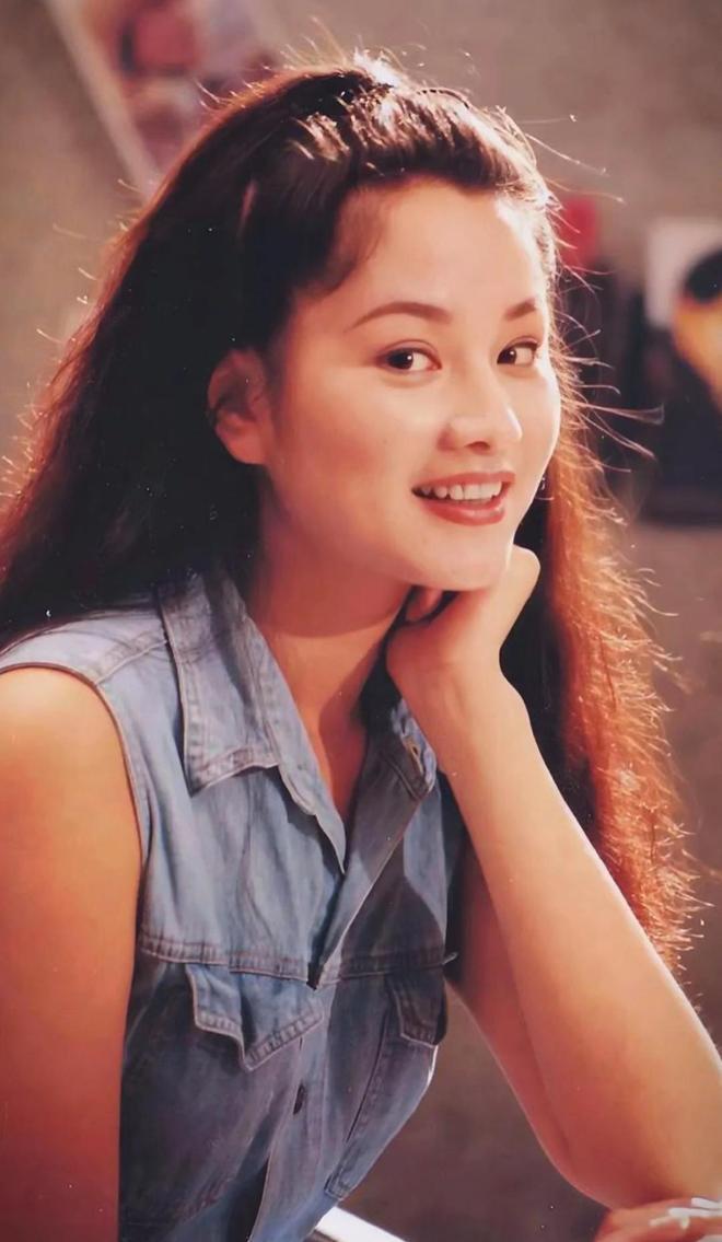 1998 年，罗中旭发生车祸，差点瘫痪，女友瞿颖为他端屎端尿。
 
在病床上，罗