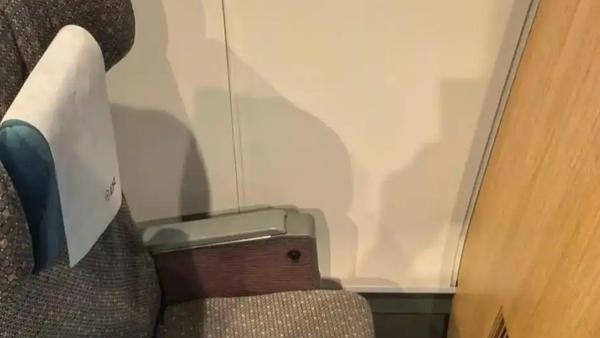 网友反映的广州南至茂名高铁“靠窗”座位问题，12306官方的回应是：“靠窗”指的