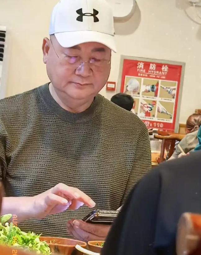 迟重瑞在北京饭店现身了。没了陈丽华，他整个人状态大变，不仅胖了一圈，肤色也暗沉不