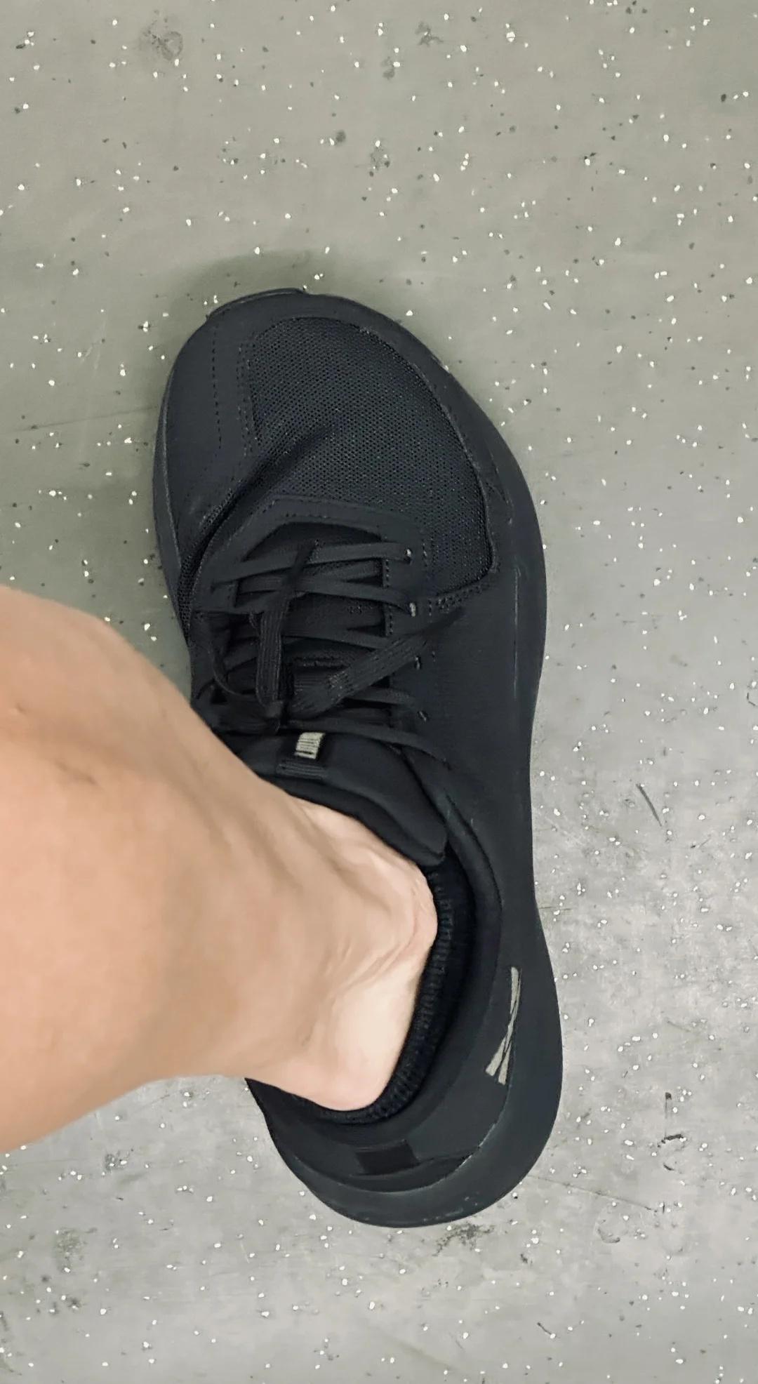 LOWHUT Commuter 2 实穿感受😃
鞋头属于宽楦，鞋身偏紧凑，所以