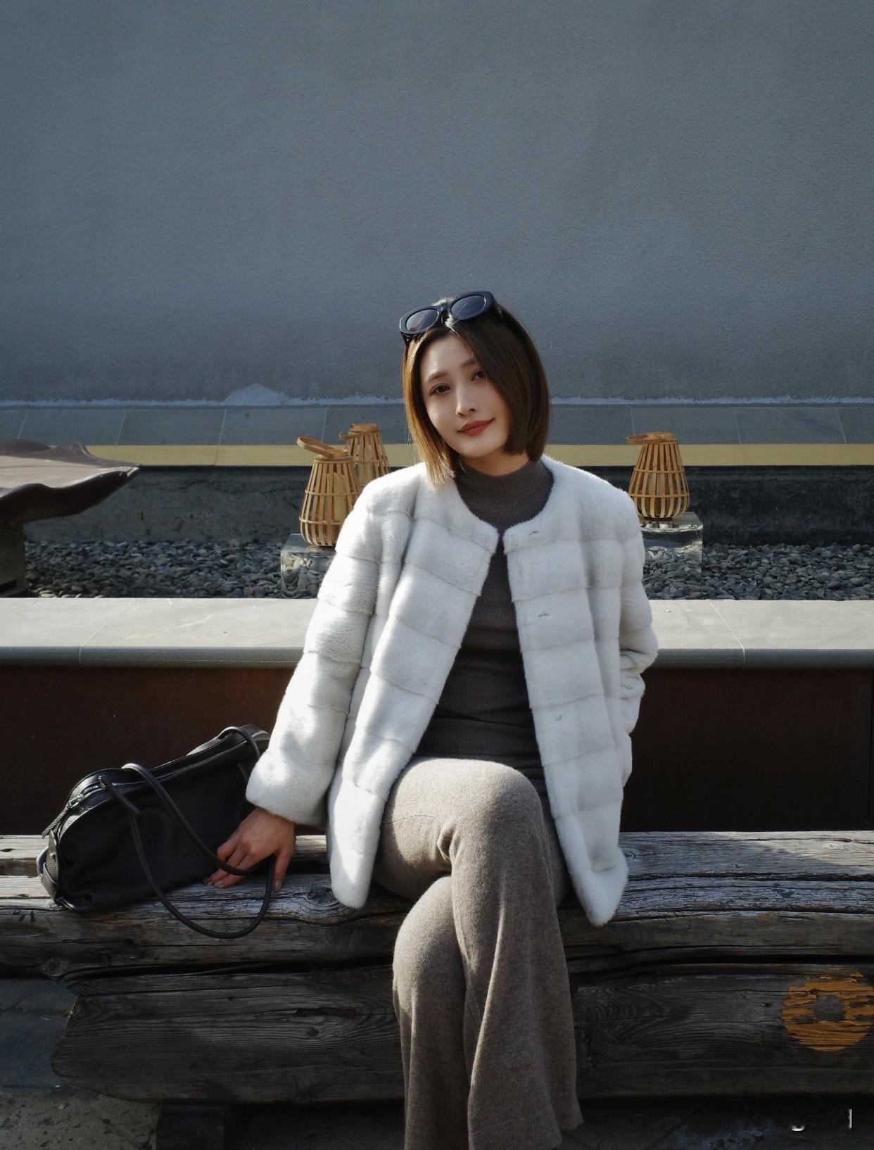 自信优雅是她们的美丽底色。年轻时人们多看重外表美，成熟女人却更展现由内而外的优雅