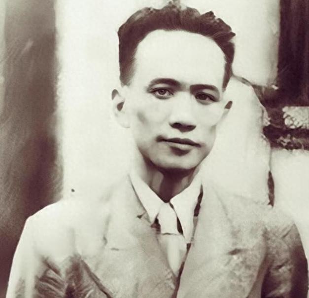 1940年3月，让人震惊的一幕出现了，不少日军端起枪向着楼顶射击，汪伪政权所悬挂