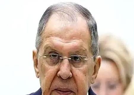 在国际关系的棋盘上，各国之间的角力从未停止，而其中的一些较量，往往隐藏在表面之下