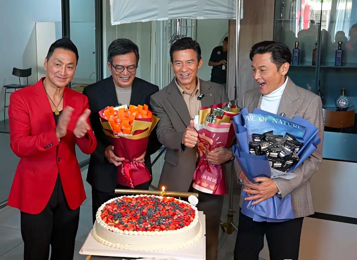 四位演技派同框：我只认出了穿红西装、戴项链的何家劲与总演反派角色的李子雄，大家看