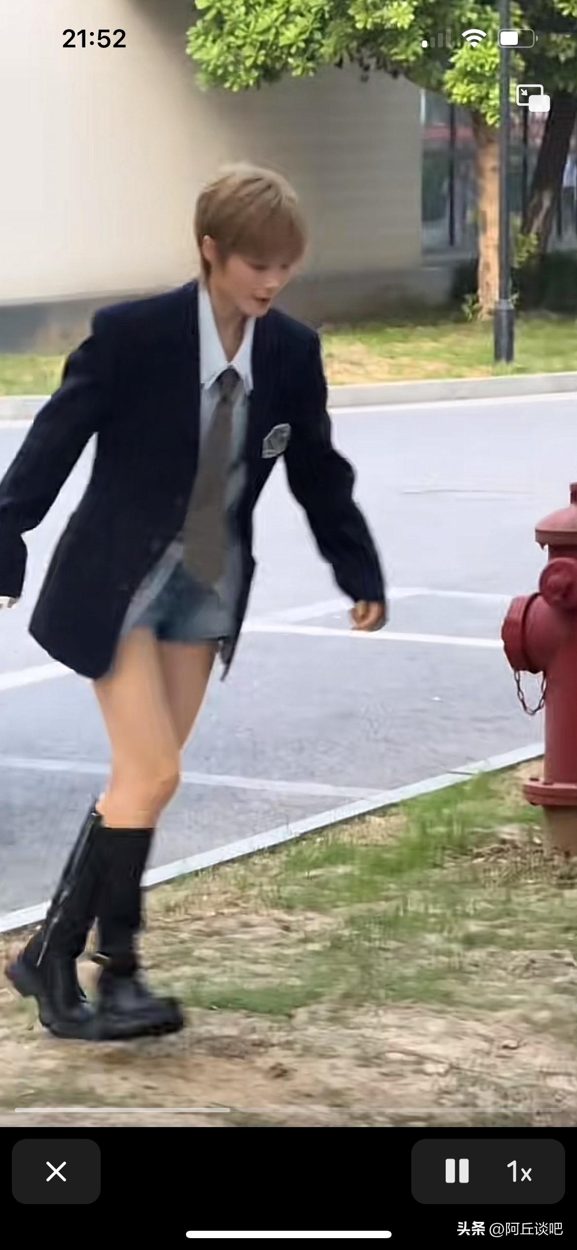 天啊，不敢相信这个是李宇春老师，整个大腿都露出来，不得不说这么红真的是有它的道理