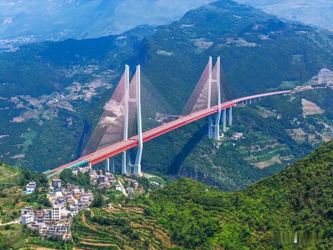 说起中国基建的巅峰之作，北盘江第一桥绝对榜上有名。这座横跨云贵两省的超级工程，常