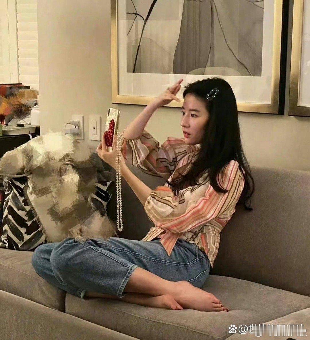刘亦菲真的不适合自拍，在别人镜头里她真的好美丽，她的自拍就是直男式拍照。 ​​​
