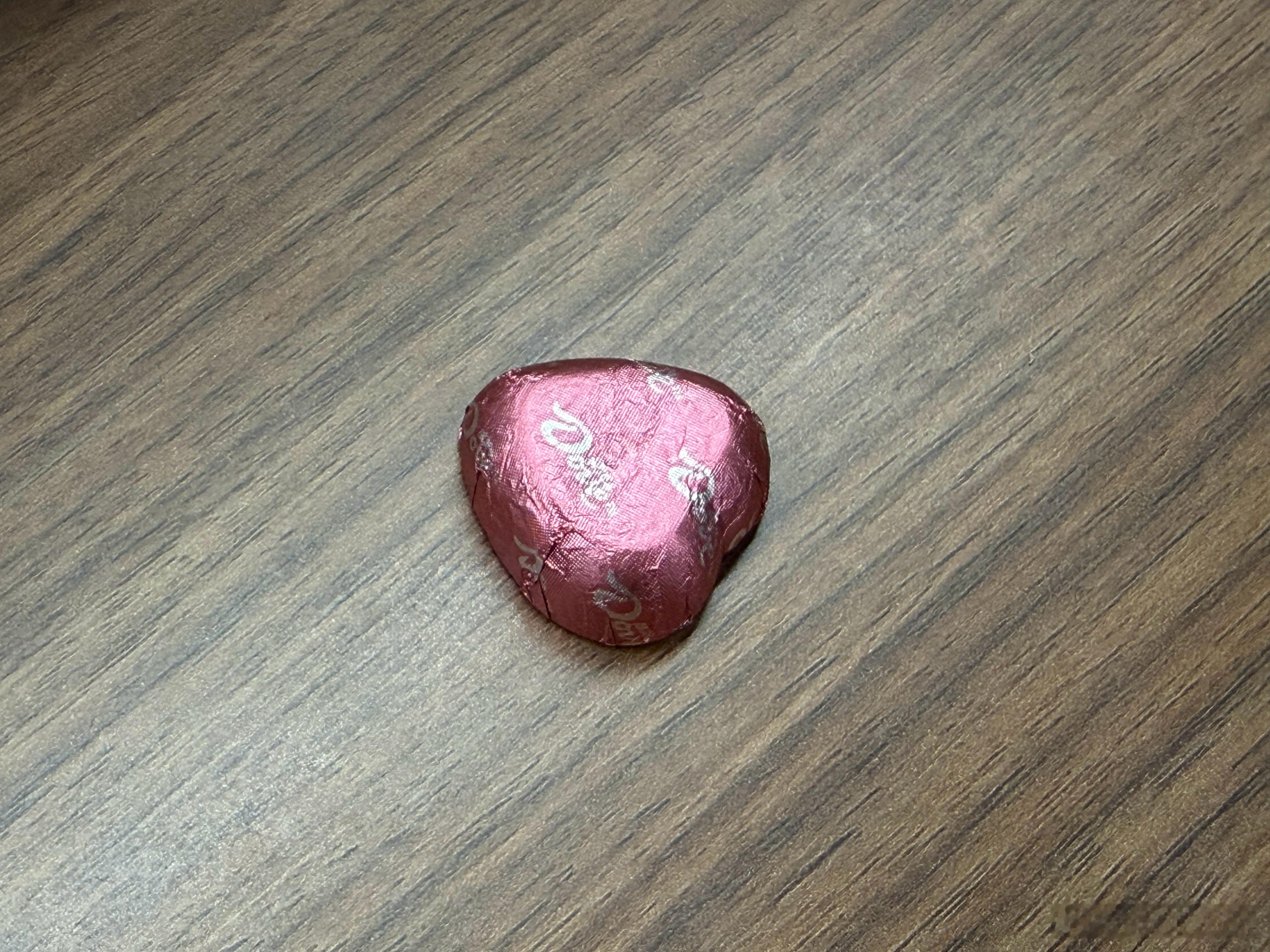 开了个会，回来桌子上有块巧克力说是女同事送的吃完一看咋还有两行字呢仔细问了问同事